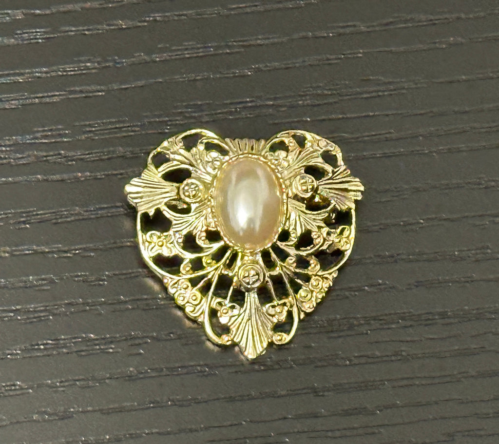 Lovely Vintage Brooch Faux Pearl Cabochon Filigree Gold Tone Heart