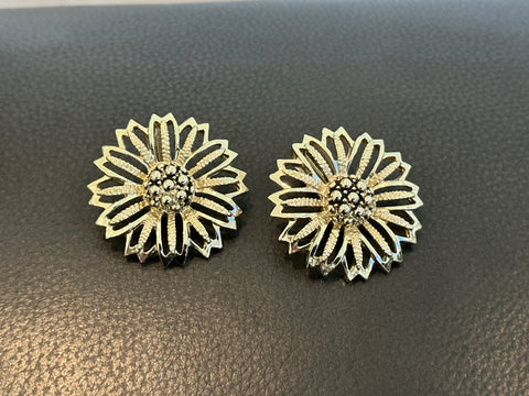 Sarah Coventry Beautiful Gold Tone Flowers Clip On Earrings