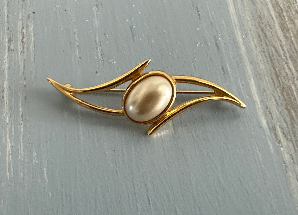 Beautiful Napier Vintage Brooch Gold Tone & Faux Pearl Cabochon