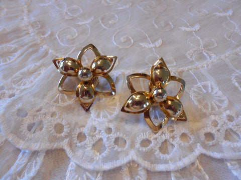 Amazing Sarah Coventry Gold Tone Floral Design Clip On Earrings