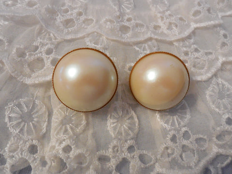 Sarah Coventry Large Creamy Dreamy Pearl Cabochon Clip On Earrings