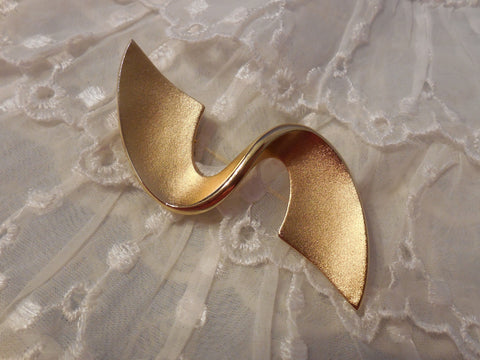 Designer Signed Sarah Coventry Pin Brooch  Shiny & Brushed Gold Tone