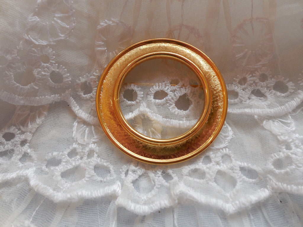 Simple But Elegant  Vintage Crown Trifari Gold Tone Circle Pin Brooch